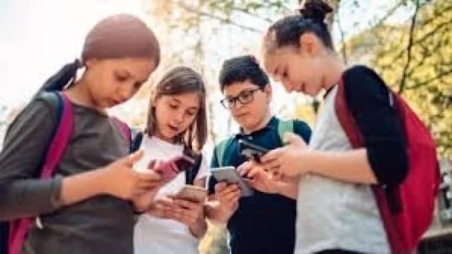 ফ্রান্সে ১৫ বছরের কম বয়সীদের জন্য সোশ্যাল মিডিয়া নিষিদ্ধে বিল পাস