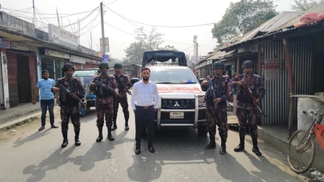নির্বাচনকালীন আইনশৃঙ্খলা রক্ষায় মুরাদনগরে যৌথবাহিনীর টহল