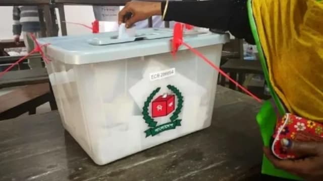 রিটার্নিং কর্মকর্তাদের হাতে পৌঁছেছে পৌনে ৫ লাখ পোস্টাল ব্যালট