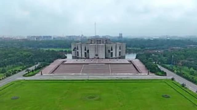 গণতন্ত্রের নতুন মহাকাব্য: বঙ্গভবন ছেড়ে সংসদ প্রাঙ্গণে শপথের প্রস্তুতি