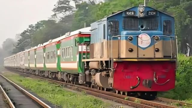 টিকিটবিহীন যাত্রীতে রেলের রাজস্ব ক্ষতি, তদারকির ঘাটতির অভিযোগ