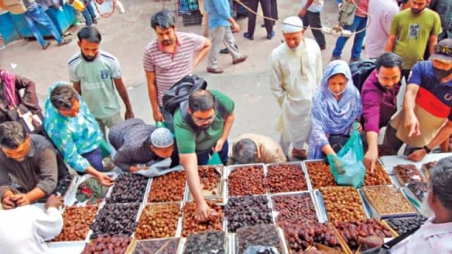 খেজুর ও ব্রয়লার মুরগির দাম চড়া শসা, বেগুন দেড়শ টাকা ছুঁয়েছে