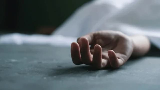 কারওয়ান বাজারে মাদক সেবন নিয়ে বি...