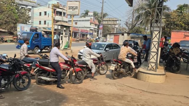 নওগাঁয় পেট্রোল পাম্পে বাড়তি চাপ, সংকটের আশঙ্কায় আগেভাগেই...