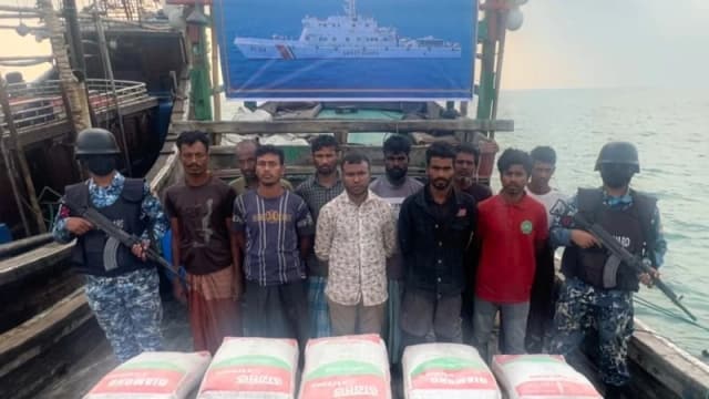 সেন্টমার্টিনের ছেঁড়াদ্বীপে মায়ানমারে পাচারের সময় ৬০০ বস্তা সিমেন্টসহ ১০ জন আটক