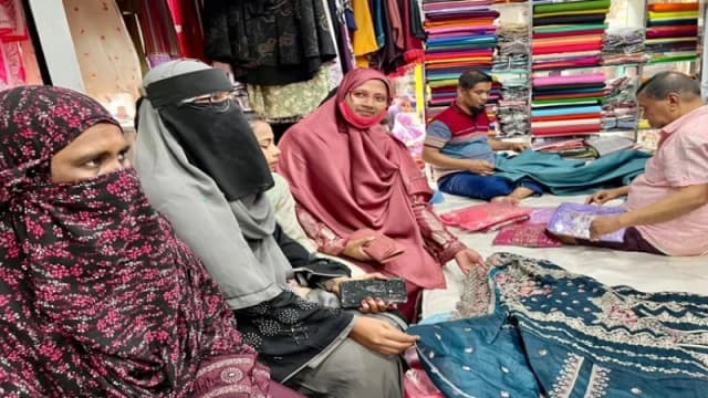 পটুয়াখালীতে ঈদের কেনাকাটায় ব্যস্ত বিভিন্ন শ্রেণি-পেশার মানুষ