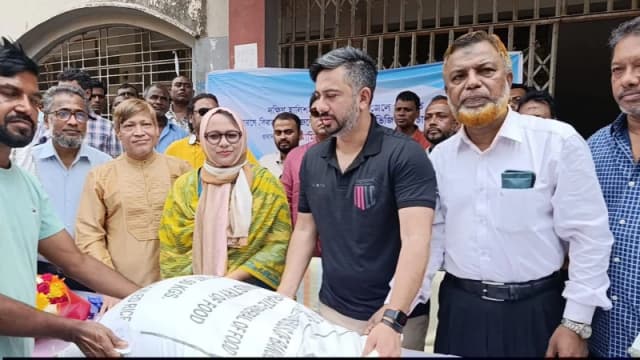 ৩৯ নম্বর ওয়ার্ডে ২৯৩ জেলে পরিবারের মাঝে ভিজিএফের চাল বিতরণ