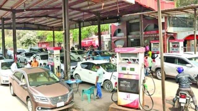 ২ লিটার জ্বালানি নিতে ৮ ঘণ্টা