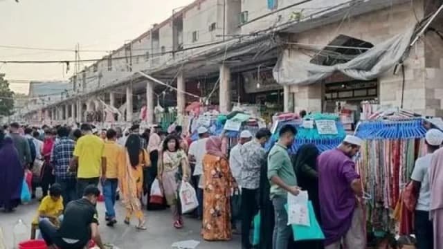নিউ মার্কেটে ঈদের ভিড়: প্রতিটি কেনাকাটার পেছনে একটি গল্প