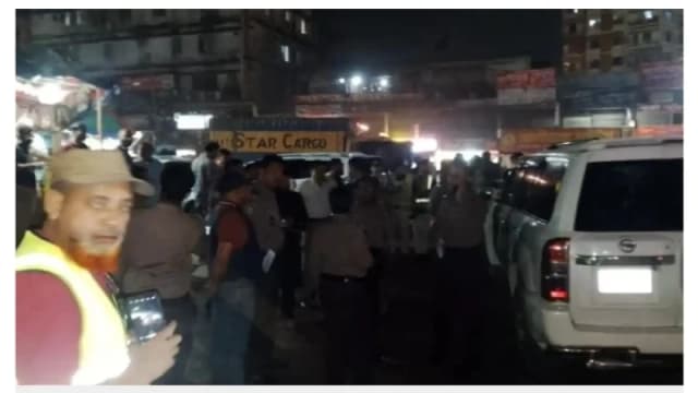 মধ্যরাতে টঙ্গীর হাজীর মাজার বস্তিতে যৌথ বাহিনীর সাঁড়াশি অভিযান, আটক ১৫