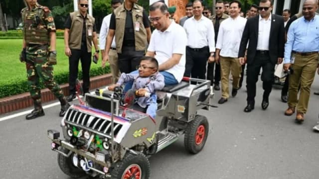 ওয়াকিমুলের তৈরি স্মার্ট কারে চড়ে উৎসাহ দিলেন প্রধানমন্ত্রী