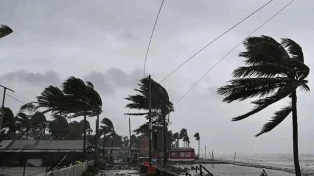 দেশের ৮ অঞ্চলে বজ্রসহ বৃষ্টির সম্ভাবনা, নদীবন্দরে সতর্কতা