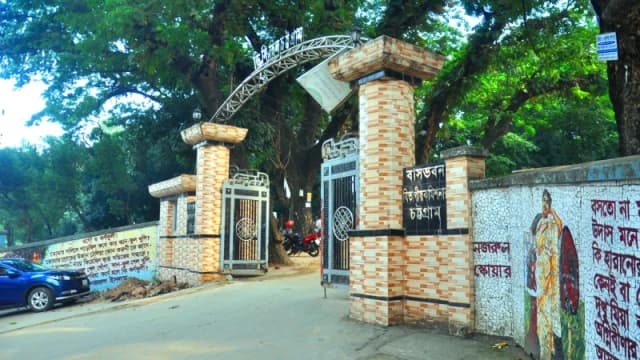 ছুটির দিনে দর্শনার্থীদের পদচারণায় মুখর ডিসি হিল