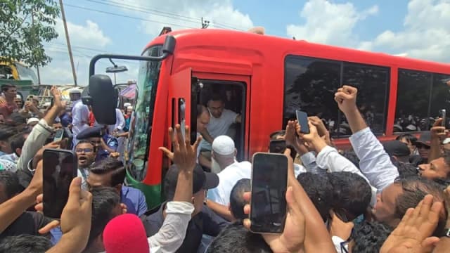 রাস্তায় বাস থামিয়ে ধর্মমন্ত্রী কায়কোবাদের সঙ্গে প্রধানমন্ত্রীর কুশল বিনিময়