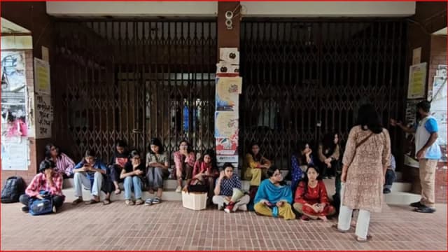 প্রক্টর কার্যালয়ের পর জাবির প্রশাসনিক ভবনেও তালা শিক্ষার্থীদের