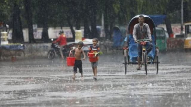 দুপুরের মধ্যে রাজধানীতে বজ্রবৃষ্টির আভাস