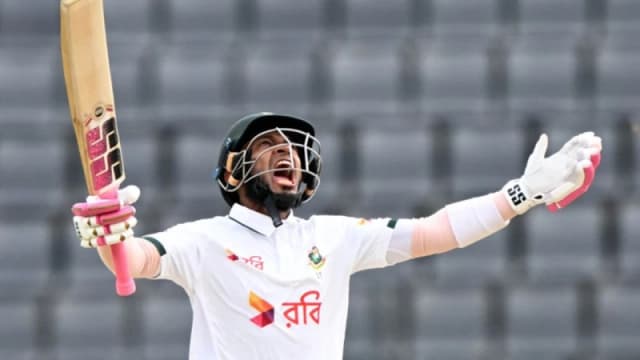 মুশফিকের সেঞ্চুরিতে বড় লিড পেলো বাংলাদেশ