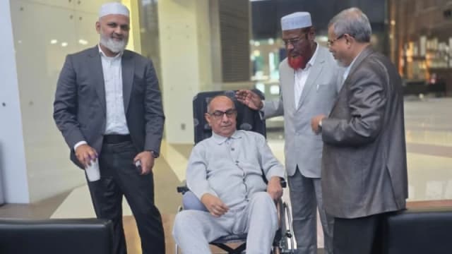 মালয়েশিয়ায় মির্জা আব্বাসের খোঁজ নিতে হাসপাতালে গোল...