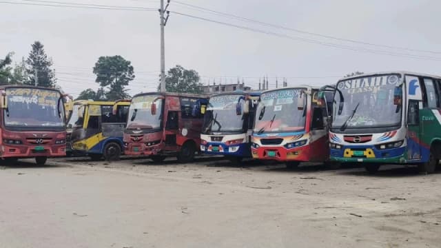 হাজীগঞ্জে শ্রমিকদের ওপর হামলার প্রতিবাদে কুমিল্লা–চাঁদপুর রুটে বাস চলাচল বন্ধ
