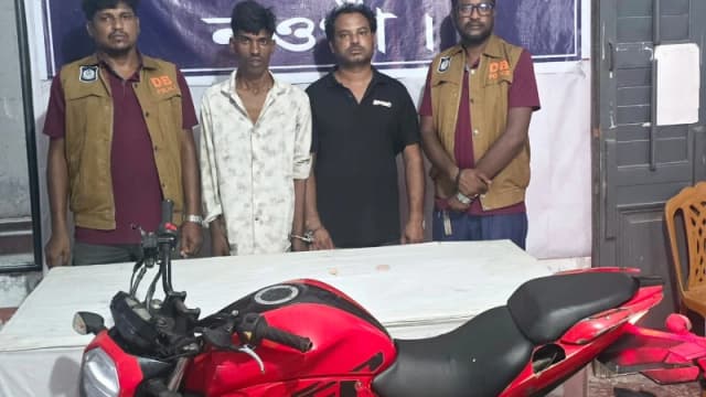 নওগাঁয় ডিবি পুলিশের অভিযানে ইয়াবাসহ আটক ২