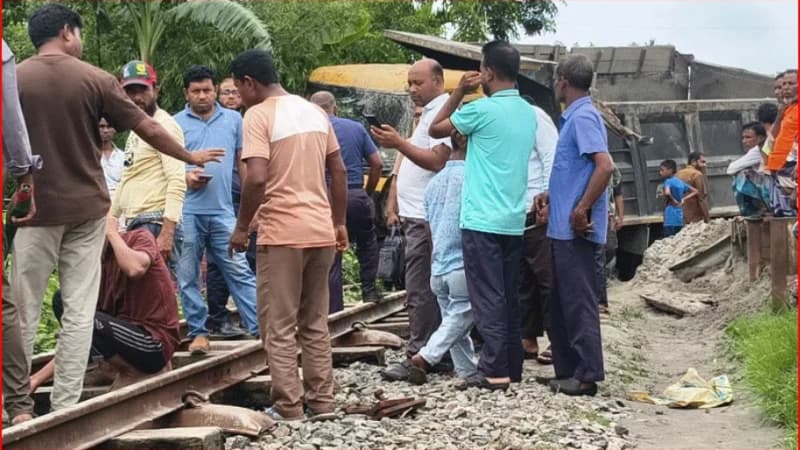 রেললাইনে বালুবাহী ট্রাক উল্টে কুড়িগ্রামের সঙ্গে ১০ ঘণ্টা রেল যোগাযোগ বন্ধ