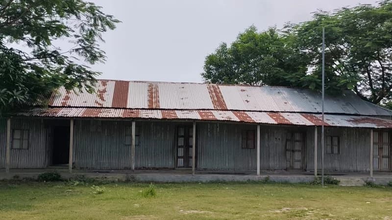 মাদারগঞ্জে ৯ বছর ধরে বন্ধ সরকারি প্রাথমিক বিদ্যালয়, পাঠদান ছাড়াই বেতন-ভাতা নেওয়ার অভিযোগ