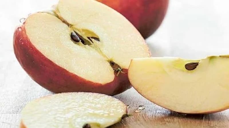 আপেলের বীজ চিবিয়ে খেলে কী হতে পা...
