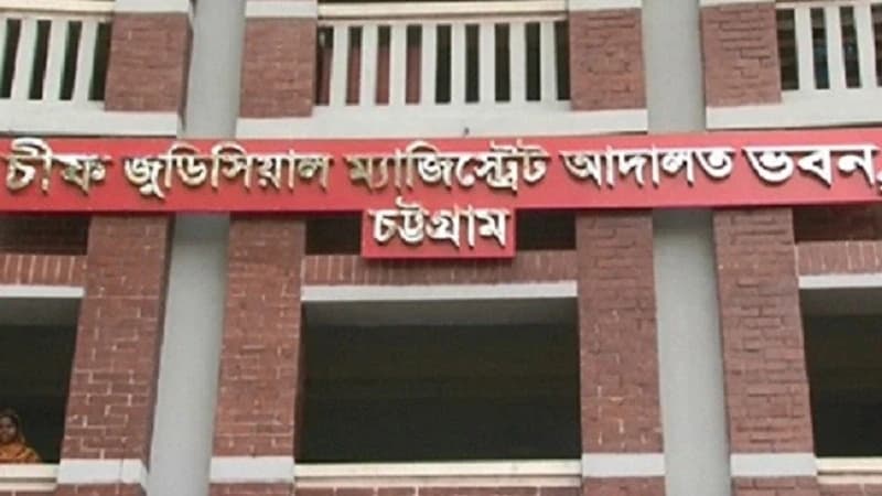পুলিশ কর্মকর্তা সেজে মামলার বাদীদের কাছ থেকে টাকা আদায়ের...