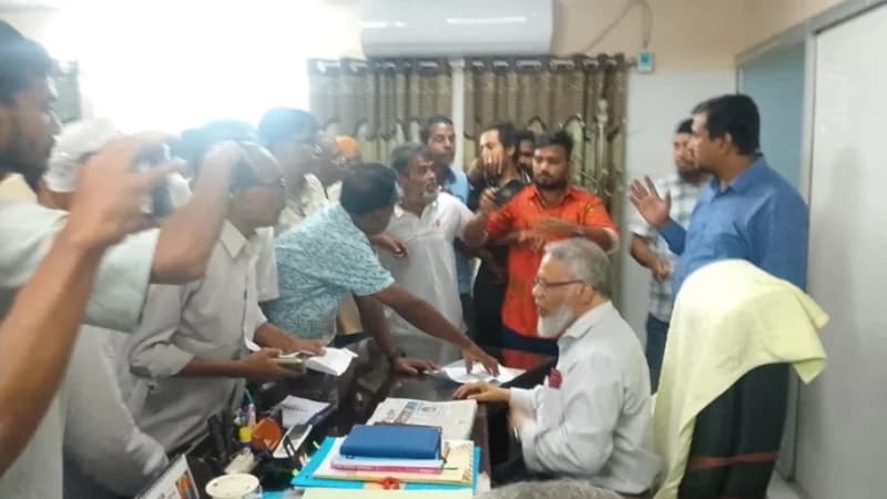 ‘ঘেরাও করে’ রাজশাহী মেডিকেল বিশ্ববিদ্যালয়ের ভিসিকে পদত্য...