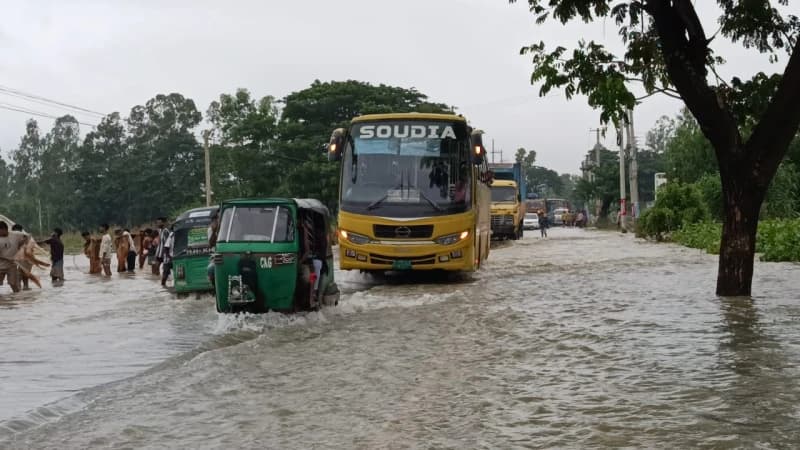 চট্রগ্রাম - কক্সবাজার মহাসড়ক : কমেছে যানজট—এখনো ২ ফুট পানিতে চলছে যানবাহন : পর্যাপ্ত ত্রাণ না পৌঁছায় হাহাকার!